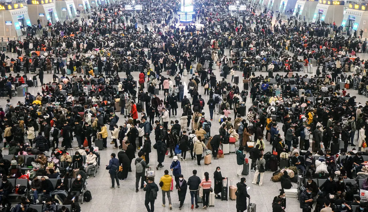 Penumpang menunggu di stasiun kereta api Timur Hangzhou selama puncak perjalanan menjelang Tahun Baru Imlek di provinsi Zhejiang, China (20/1/2023). Migrasi tahunan dimulai dengan jutaan orang kembali ke kampung halaman mereka untuk perayaan Tahun Baru Imlek. (AFP/ST)