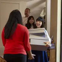 Simak cara cermat manfaatkan pakaian tak terpakai berikut ini. (Foto: Netflix.com)