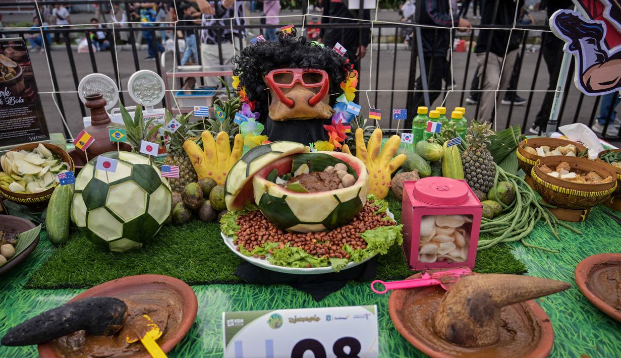 Event ini digelar untuk menyambut HUT Ke-733 Kota Surabaya, Jawa Timur. Tampa dalam foto, rujak uleg cingur dipajang di atas meja, yaitu salad gurih tradisional Indonesia yang berisi moncong sapi dan sayuran, dalam Festival Rujak Uleg 2026 di Surabaya, Jawa Timur, Sabtu 9 Mei 2026. (JUNI KRISWANTO/AFP)