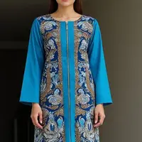 Tunik batik dengan resleting depan dan lengan panjang polos.