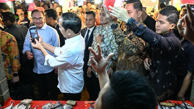 Potret Presiden Jokowi Blusukan ke Pasar di Kuala Lumpur
