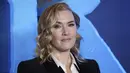 Kate Winslet berpose saat pemotretan untuk film 'Avatar: The Way of Water' di London, Minggu, 4 Desember 2022. Aktris peraih Oscar itu melengkapi penampilannya dengan kalung emas panjang dan anting-anting yang menarik perhatian. Di film ini Kate memerankan Ronal, salah satu makhluk bawah air yang terkait erat dengan Na'vi dalam film terbaru. (AFP/Isabel Infantes)