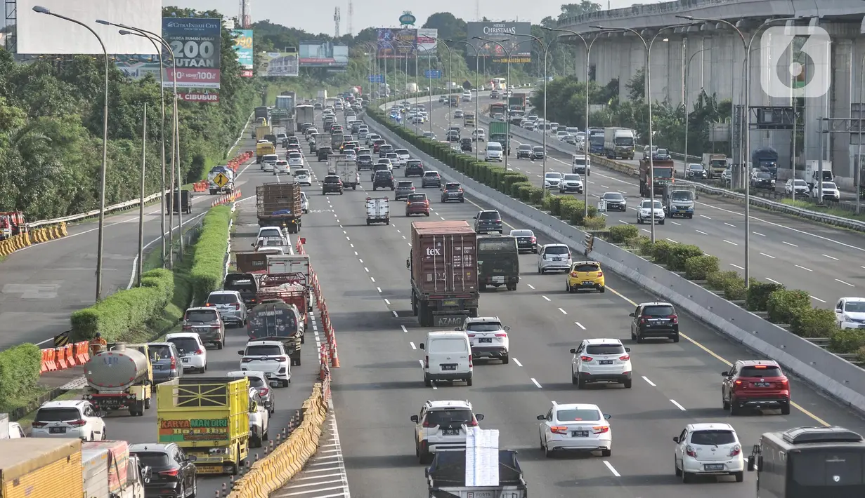 <p>Lalu lintas kendaraan saat melintas di ruas Tol Jagorawi, Kampung Rambutan, Jakarta Timur, Selasa (20/12/2022). PT Jasa Marga (Persero) Tbk mencatat sebanyak 291.451 kendaraan meninggalkan wilayah Jakarta, Bogor, Tangerang, Bekasi (Jabotabek) pada H-7 sampai H-6 Hari Raya Natal 2022. (merdeka.com/Iqbal S. Nugroho)</p>