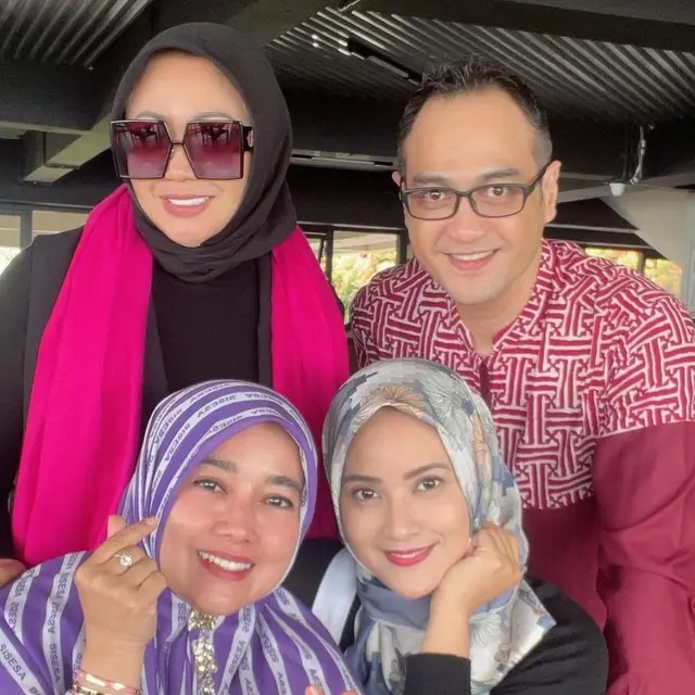 Curhat Soal KDRT, Ini 6 Potret Persahabatan Ferry Irawan dan Elma Theana