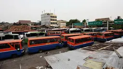 Kenaikan tarif angkutan umum tersebut berlaku bagi angkutan kota, KWK, Mikrolet, Metromini, Kopaja, dan bus besar seperti APTB, Jakarta, Senin (24/11/2014). (Liputan6.com/Faizal Fanani)