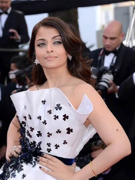 Aishwarya Rai Bachchan merupakan aktris Bollywood yang pernah jadi Miss World 1994. Selain wajah cantik, ia juga punya bibir yang seksi. (Foto: instagram.com/aishwaryaarai)