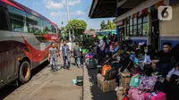 Puncak arus mudik di Terminal Bus Kampung Rambutan diprediksi terjadi mulai 19 April mendatang atau bersamaan dengan libur cuti bersama. (Liputan6.com/Faizal Fanani)