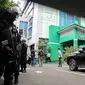 Anggota Brimob bersenjata lengkap berjaga usai penembakan di Kantor Majelis Ulama Indonesia (MUI) Jakarta, Selasa (2/5/2023). Penembakan yang terjadi antara pukul 10.00-11.00 WIB tersebut melukai tiga orang staff dan pelaku dikabarkan tewas saat diamankan petugas kepolisian. (Liputan6.com/Faizal Fanani)