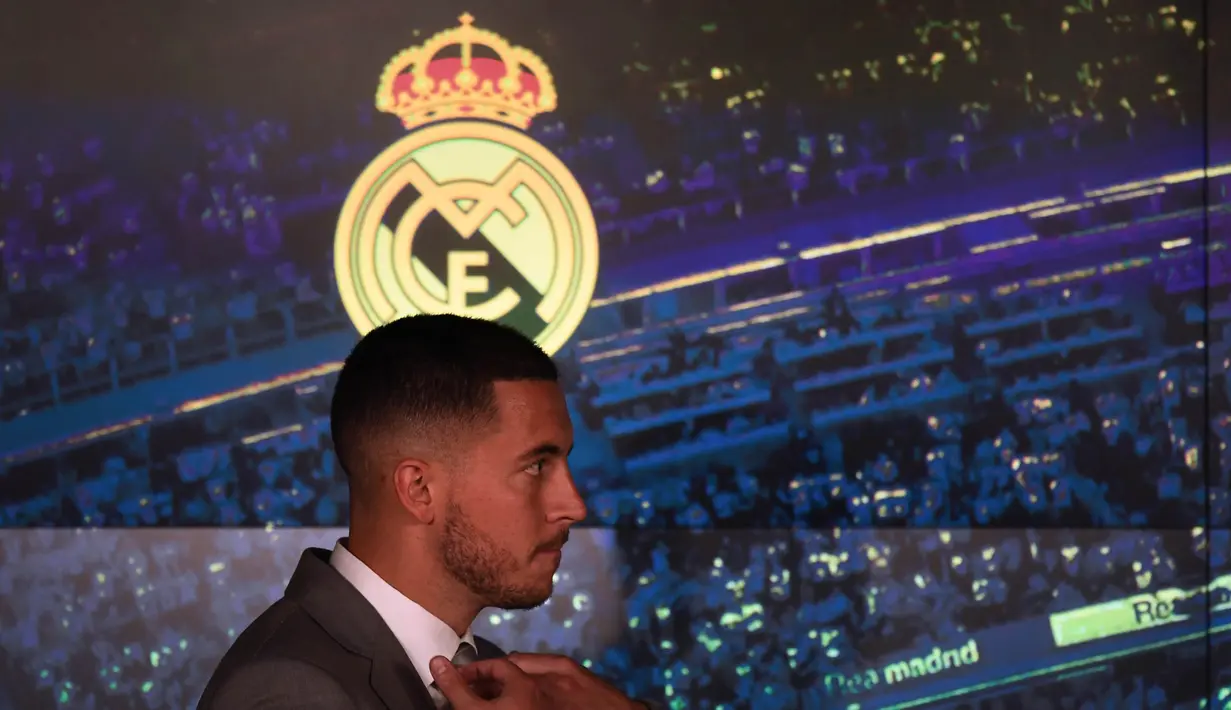 Gelandang Real Madrid, Eden Hazard, usai perkenalan dirinya di Stadion Santiago Bernabeu, Madrid, Kamis (13/6). Dirinya didatangkan Madrid dari Chelsea dengan kontrak lima musim. (AFP/Gabriel Bouys)
