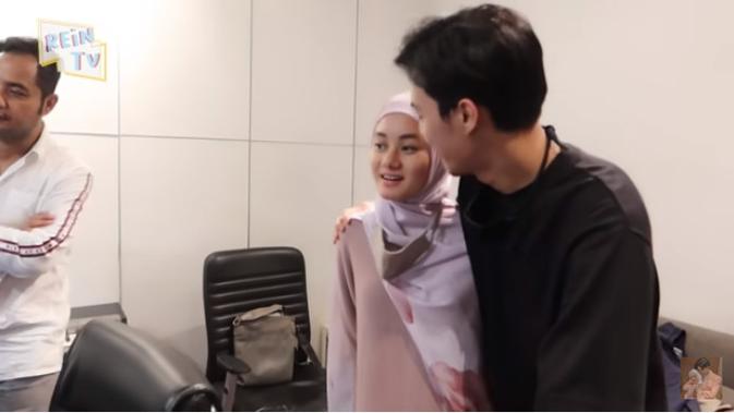 Momen Dinda Hauw dan Rey Mbayang saat Rekaman. (Sumber: YouTube/ Rein Tv)