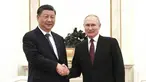 Dalam foto selebaran yang dirilis oleh Kantor Pers Kepresidenan Rusia ini memperlihatkan Presiden Rusia Vladimir Putin (kanan) dan Presiden Tiongkok Xi Jinping berjabat tangan sebelum pembicaraan mereka di Kremlin di Moskow, Senin (20/3/2023). (Russian Presidential Press Office via AP)