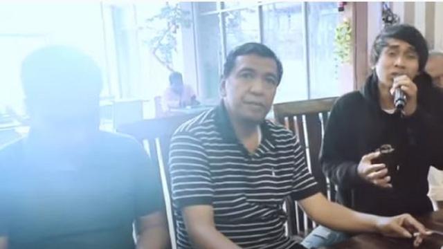 Penampilan Imam S. Arifin saat berada di sebuah kedai di Sumenep, Jawa Timur