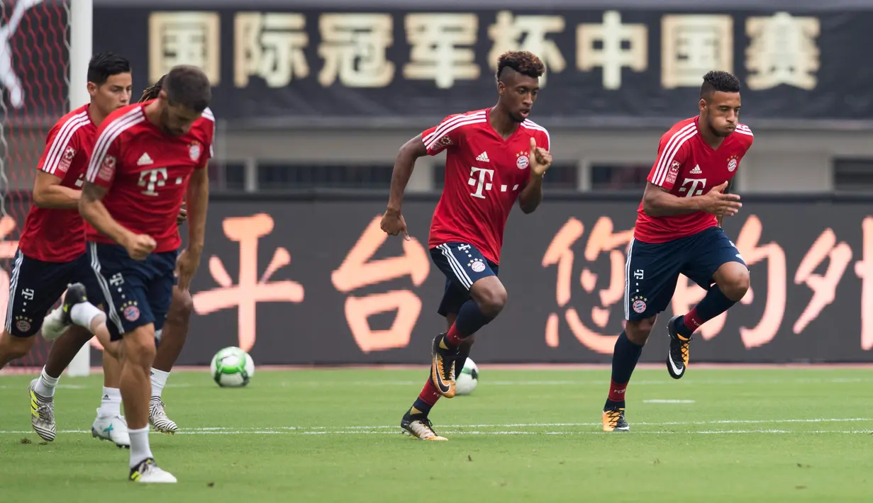 Para pemain Bayern Munchen saat mengikuti sesi latihan jelang bertanding melawan Arsenal pada laga International Champions Cup 2017 di Shanghai (18/7). Munchen dan Arsenal akan bertanding pada 19 Juli. (AFP Photo/Johannes Eisele)