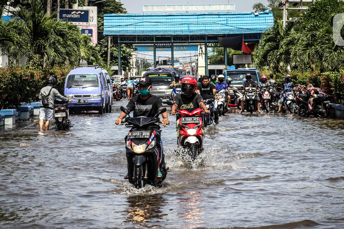 Banjir Rob Rendam Pasar Ikan Muara Baru