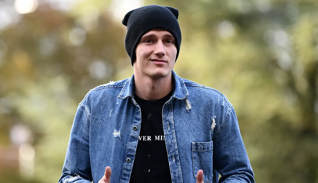 Bek Prancis, Benjamin Pavard, saat tiba di lokasi latihan di Clairefontaine en Yvelines, Prancis, Selasa (12/11). Prancis akan berhadapan dengan Moladavia dan Albania di Kualifikasi Piala Eropa 2020. (AFP/Franck Fife)