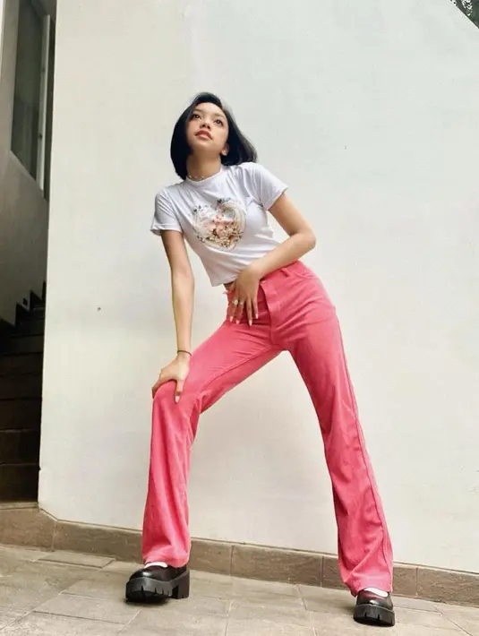 Telah berkecimpung di dunia hiburan Tanah Air sejak usianya masih kecil, putri dari Nola Be3 ini tentunya telah terbiasa untuk memadupadankan pakaiannya. Maka tak heran apabila ia selalu tampil stylish meski sedang santai. (Liputan6.com/IG/naura.ayu)