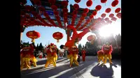 Seorang saat melakukan aksi barongsai saat pembukaan pameran kuil untuk  perayaan Tahun Baru Cina di Ditan Park,  Beijing (18/2/2015). Tahun Baru Imlek pada 19 Februari akan menyambut Tahun Domba . (REUTERS / Kim Kyung-Hoon)