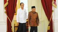 Presiden Joko Widodo atau Jokowi (kiri) saat menerima kunjungan Presiden ketiga RI BJ Habibie di Istana Merdeka, Jakarta, Jumat (24/5/2019). Habibie datang sekitar pukul 14.19 WIB mengenakan pakaian batik cokelat. (Liputan6.com/Angga Yuniar)