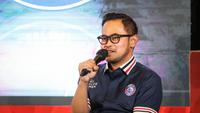 Presiden klub Arema FC, Gilang Widya Pramana saat konferensi pers Piala Presiden 2022 di Studio Lantai 8 SCTV Tower, Senayan City, Jakarta pada Senin (06/06/2022). (Bola.com/Bagaskara Lazuardi)