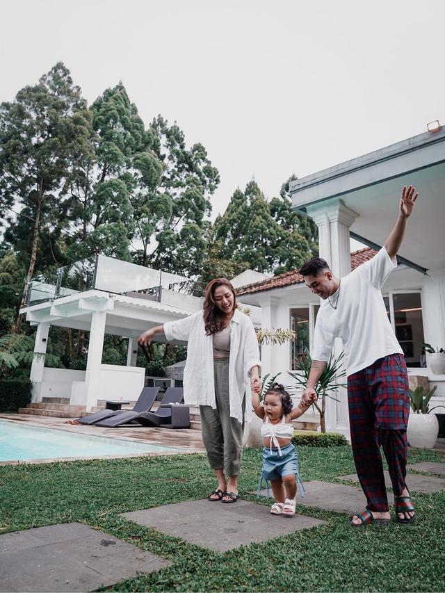 Turun Berat Badan 10 Kg, Ini 6 Potret Siti Badriah Pasca Setahun Melahirkan