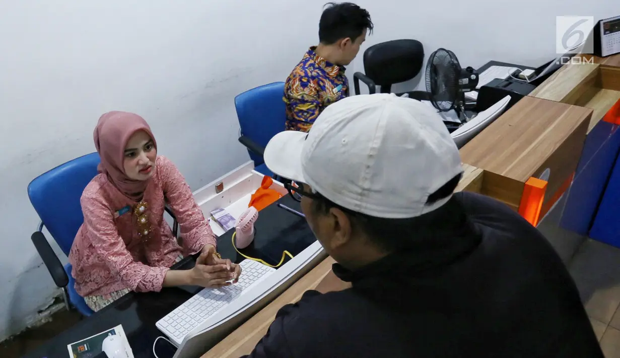 Petugas frontliner berpakaian tradisional menyambut calon penumpang di Stasiun Gambir, Jakarta, Minggu (21/4). PT KAI Daop 1 Jakarta mewajibkan petugas frontliner wanita dan pria mengenakan kebaya dan batik untuk menyambut Hari Kartini. (Liputan6.com/Johan Tallo)