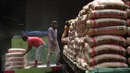 Pekerja tengah memindahkan ratusan karung semen di Jakarta, Rabu (27/1). Penjualan semen sepanjang 2015 mencapai 61,00 ton, naik 1,8% dibanding tahun sebelumnya 59,90 juta ton. (Liputan6.com/Angga Yuniar)