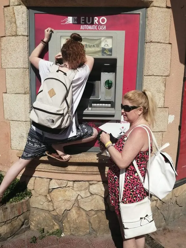 7 Foto Ini Tunjukkan Dilema Orang Bertubuh Pendek
