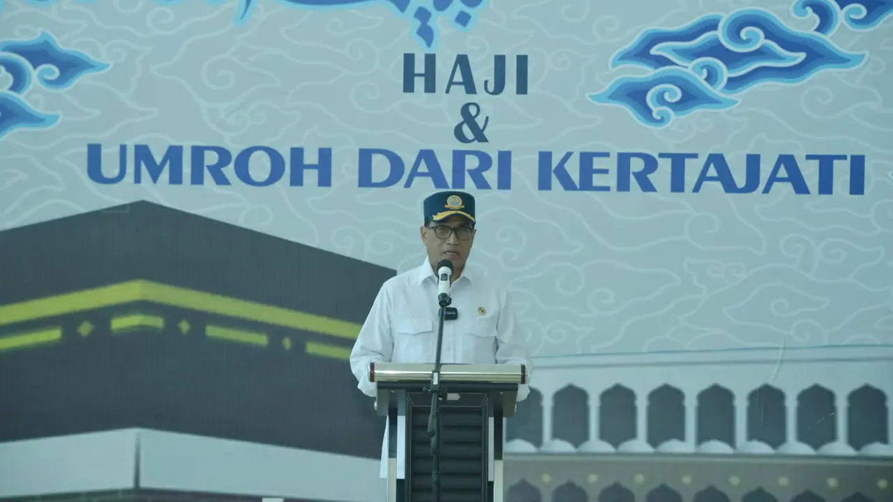 Menteri Perhubungan Budi Karya Sumadi dan Menteri Koordinator bisa Pembangunan Manusia dan Kebudayaan Myhadhir Effendy melepas keberangkatan jemaah umroh dari Bandara Kertajati, Majalengka