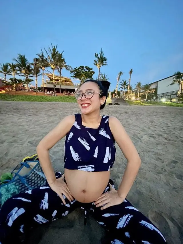 6 Potret Dea Ananda Babymoon di Bali, Baby Bumpnya Curi Perhatian