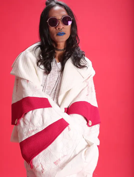 "Perjanjian udah dikirimkan kepada kami. Intinya kesepakatan cerai dengan baik-baik. Dan diberikan 1 apartemen. Dan biaya bulanan 8 juta selama 3 bulan," ujar Henry Indraguna, kuasa hukum Evelyn di PA Jaksel, Jumat (26/5). (Bambang E. Ros/Bintang.com)