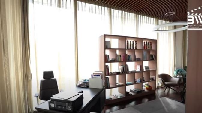 Ruang kerja Nikita Willy dan Indra Priawan tampak cukup luas dengan bentuk memanjang (Dok.YouTube/Boy William)