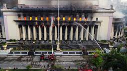 Lebih dari 80 mobil kebakaran dikerahkan untuk memadamkan gedung pos bersejarah tersebut.  (AFP/STR)