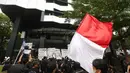 Sebagai bentuk kekecewaan karena tuntutan mereka tidak digubris, suporter bahkan sempat menyegel gerbang masuk komplek GBK Arena dengan gembok besi. Tampak dalam foto, suporter timnas Indonesia, Ultras Garuda, saat menggelar aksi unjuk rasa di depan Kantor PSSI, GBK Arena, Senayan, Jakarta Pusat, Jumat (14/11/2025). (Bola.com/M Iqbal Ichsan)