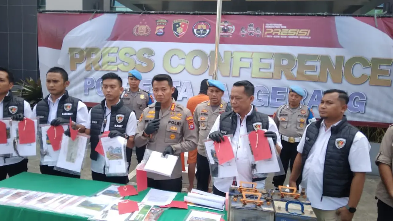 Polres Kota Tangerang menggelar konferensi pers terkait penangkapan tiga pria yang diduga melakukan penambangan ilegal di dua lokasi yakni Jalan Kampung Bunar, Desa Saga, Kecamatan Sukamulya, dan Desa Rancaalat, Kecamatan Kresek, Kabupaten Tangerang.