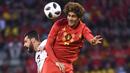 Duel pemain Belgia, Marouane Fellaini (kanan) dan pemain Mesir, Ahmed Elmohamady pada laga uji coba di King Baudouin stadium, Brussels, (6/6/2018) waktu setempat. Belgia menang 3-0.(AP/Geert Vanden Wijngaert)