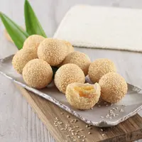 Onde-onde, jajanan ini berbentuk bulan dengan isian kacang hijau. Namun, saat ini kita bisa menjumpai onde-onde dengan berbagai isian. (Ika Rahma H/shutterstcok)