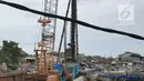 Suasana pembangunan  tanggul pantai di Kamal Muara, Jakarta, Rabu (26/12). Pembangunan tanggul pantai di Kamal Muara dengan panjang 740 meter yang akan rampung pada 2020. (Liputan6.com/Herman Zakharia)