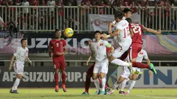 Bola hasil sundulan Hansamu Yama (23) meluncur ke pojok kanan gawang Vietnam pada laga Semi-final AFF Suzuki Cup 2016 di Stadion Pakansari, Bogor, (03/12/2106). (Bola.com/Nicklas Hanoatubun)