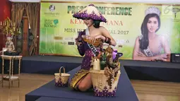 Puteri Indonesia Lingkungan 2017 Kevin Lilliana berpose mengenakan busana bertemakan Mbok Jamu untuk Miss International 2017 di Aula Sasono Wiwoho, Jakarta, Rabu (18/10). Kevin akan bersaing dengan kontestan dari 65 negara. (Liputan6.com/Herman Zakharia)