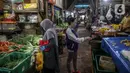 Suasana jual beli di Pasar Tradisonal Cempaka Putih, Jakarta, Kamis (11/6/2020). Pengelola pasar tradisional diwajibkan melaksanakan protokol kesehatan salah satunya dengan pembatasan jumlah konsumen hanya 50 persen kapasitas. (Liputan6.com/Faizal Fanani)