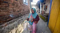 Warga berjalan untuk mengambil air untuk minum dan kebutuhan mck rumah di sumber mata air Sumur Bendung, Gunung Batur, Kota Cilegon, Banten, Minggu, (15/7/2026). (KLY/Arie Basuki)
