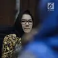 Terdakwa gratifikasi dan suap pemberian izin lokasi perkebunan kelapa sawit, Rita Widyasari menyimak keterangan saksi pada sidang lanjutan di Pengadilan Tipikor, Jakarta, Rabu (16/5). Sidang mendengar keterangan saksi. (Liputan6.com/Helmi Fithriansyah)