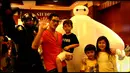 Mike Lewis bersama buah hatinya Kenzo sangat senang ketika foto bersama Baymax di Plaza Senayan XXI, Jakarta, Kamis (6/11/2014) (Liputan6.com/Gilar Ramdhani)