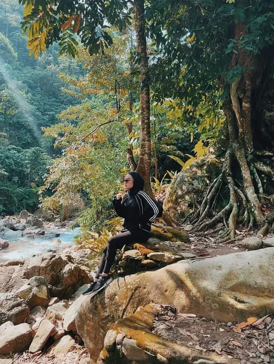 Sosok Safira juga berhasil mencuri perhatian banyak netizen karena penampilan anggunnya. Bahkan, diketahui pula jika Safira berprofesi sebagai dokter gigi. (Liputan6.com/IG/@safirakma)