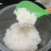 Cara Masak Beras Pera Jadi Pulen dengan 3 Bahan Dapur (Credit: YouTube/Phesi Esterju)