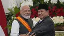 Presiden Prabowo Subianto memeluk  Perdana Menteri India Narendra Modi setelah konferensi pers bersama di Istana Merdeka di Jakarta, Indonesia, Selasa, 7 Juli 2026. (AP Photo/Achmad Ibrahim)