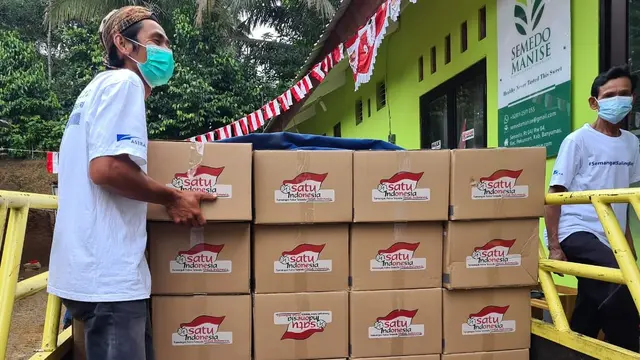 Penyerahan bantuan paket bahan pokok kepada warga kurang mampu