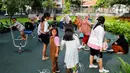 Sejumlah warga saat berwisata di Tebet Eco Park, Tebet, Jakarta, Senin (15/4/2024). (Liputan6.com/Herman Zakharia)