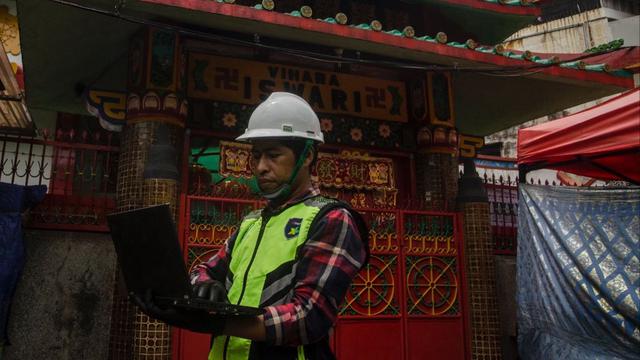 Teknisi XL Axiata melakukan monitoring jaringan jelang persiapan Imlek dan Cap Go Meh