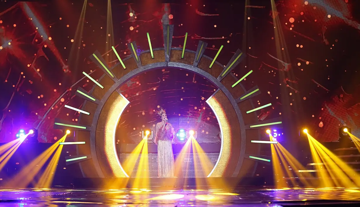 "Tampil jadi Dewi Matahari untuk Surya Citra Televisi! Happy birthday SCTV, thanks for having me tonight," ungkap Raisa melalui akun Instagram pribadinya pada (24/8). (Bambang E Ros/Bintang.com)